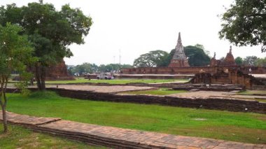 Huzurlu tarihi tapınak boyunca yavaş tava yıkıldı