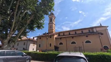 Çan kulesi ve açık gökyüzünün altındaki binalar