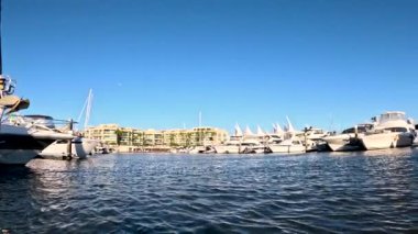 Tekneler ve yatlar Gold Coast marinasına yanaştı.