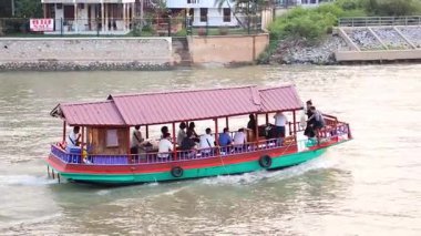 Yolcular sakin bir tekne yolculuğunun tadını çıkarıyorlar.