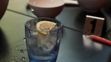 Bir bardak limon dilimi ve buzlu soda, rahattır Phuket ortamında, döküm ortasında yakalanır.