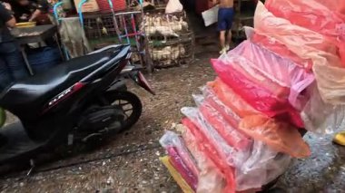 İşlek bir markette satıcılar ve müşteriler