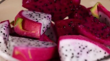 Canlı ejderha meyve dilimlerine yakın çekim