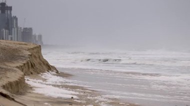 Şiddetli dalgalar ve kıyı şeridine çarpan bulutlu gökyüzü ile Broadbeach 'deki kıyı aşınmasını yakalıyor.
