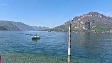 Bir tekne Como Gölü 'nden geçiyor.