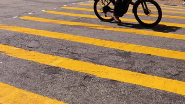 Yoğun bir yoldan geçen bisiklet ve araba