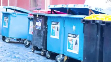 Melbourne geçidinde renkli çöp kutuları