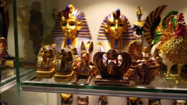 Sergide çeşitli Mısır temalı hediyelikler