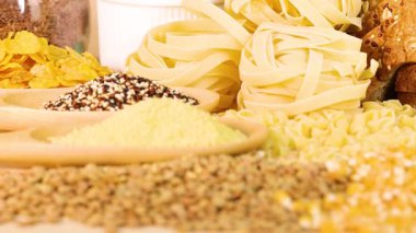 Tahıl ve makarna çeşitleri sıcak, iyi ışıklandırılmış bir ortamda, renklendirilmiş ve renklendirilmiş.