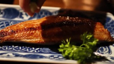 Limon Bangkok 'ta ızgara balığın üzerine sıkılmış.