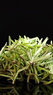 Bir demet taze biberiye, aşçılık ya da botanik temalar için yüksek çözünürlüklü stüdyo aydınlatmalarında yakalanan parlak yansımalı siyah bir arkaplan üzerinde sorunsuzca döner