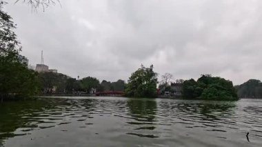 Hoan Kiem Gölü 'nün etrafındaki sakin sular ve yeşillikler