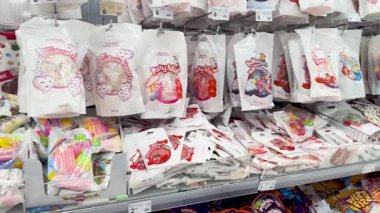 Süpermarket raflarında çeşitli şekerler sergileniyor