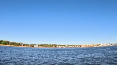 Altın Sahil silueti ve su sergilenen tekne gezisi