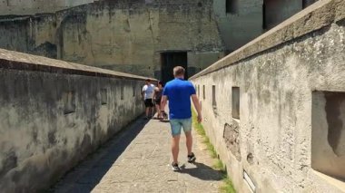 İnsanlar tarihi bir şato geçidini keşfediyorlar.