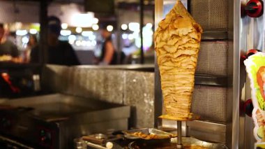 Hareketli bir pazarda döner döner döner döner kebap