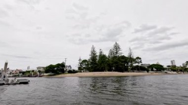 Altın Sahil Kanalı boyunca sakin bir tekne yolculuğu.