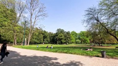 Huzur parkında yürüyen biri