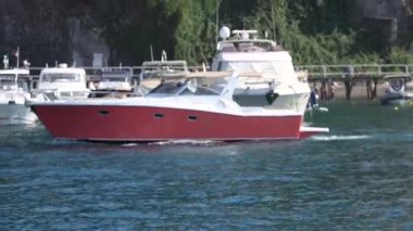 Sorrento kıyılarında dolaşan kırmızı bir yat.