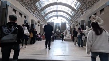 Müzedeki heykelleri keşfeden ve hayran bırakan ziyaretçiler