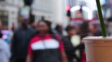 Kalabalık bir içkinin yanından geçiyor.