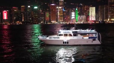 Şehir ışıklarıyla aydınlatılmış bir tekne.