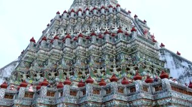 Wat Arun Tapınağı, Bangkok 'taki süslü stupanın detaylı görüntüsü.