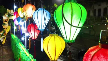 Canlı fenerler Hanoi 'de bir caddeyi aydınlatıyor.