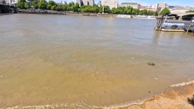 Dalgalar Thames kıyılarına hafifçe çarpıyor