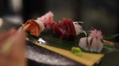 Çeşitli tabaklardan elle suşi topladım.