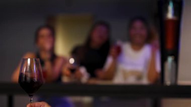 Arkadaşlar golf sahasında şaraptan zevk alıyorlar.