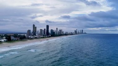 Okyanus ve şehir üzerinde gün batımı gökyüzü