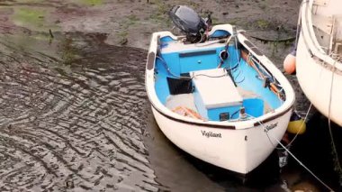 Vigilant adında küçük bir tekne limana yanaştı.