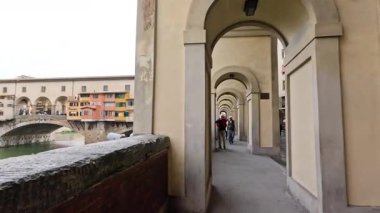 Kemerlerde yürüyorum, tarihi köprüyü görüyorum.