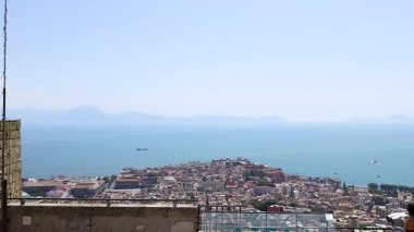 İnsanlar Napoli, İtalya 'nın panoramik manzarasının keyfini çıkarıyorlar