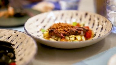 Çeşitli deniz ürünleri güzel bir şekilde sunuldu.