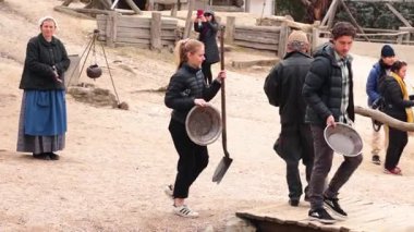 Tarihsel ortamda altın arayan insanlar