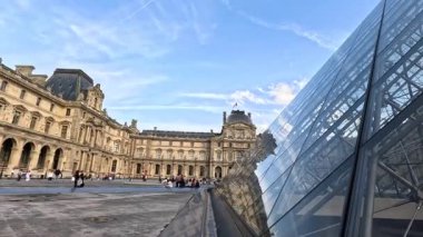 Paris 'teki Louvre Müzesinde turistler