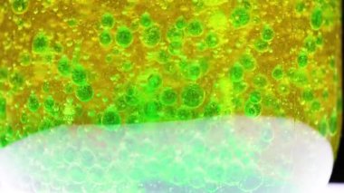 Asit ve kabartma tozunun renkli reaksiyonu