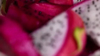 Tohumları görünen canlı ejderha meyve dilimleri.