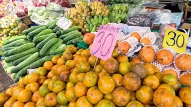 Canlı bir pazarda çeşitli meyveler sergileniyor