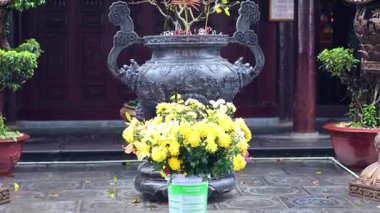 İnsanlar Hanoi Tapınağı 'nda tütsü ocağının yanından geçiyorlar.