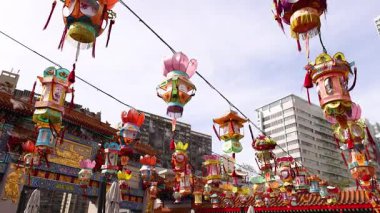 Hong Kong tapınağında asılı renkli fenerler.