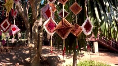 Gün ışığında ağaçlardan sarkan dekoratif hareketler