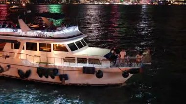 Hong Kong sularında yanan bir tekne.