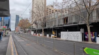 Melbourne 'da tramvay ve trenleri olan bir inşaat sahası