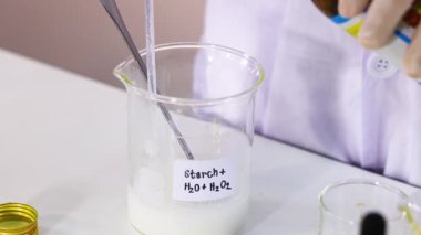 Renk değişimi reaksiyonunu gözlemlemek için kimyasallar karıştırılıyor