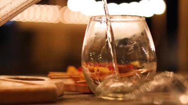 Tablet bir bardak suda fokurduyor ve çözülüyor.