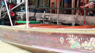 Bangkok 'un yüzen pazar kanalında gezinen turist botu