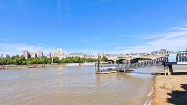 Thames Nehri ve Londra ufuk çizgisinin panoramik görüntüsü